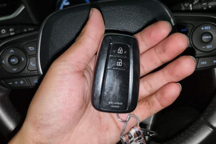 Used Toyota RAV4 2020 Dual-Engine 2.5L E-CVT 4x4 Elite PLUS Edition Vehicle Key