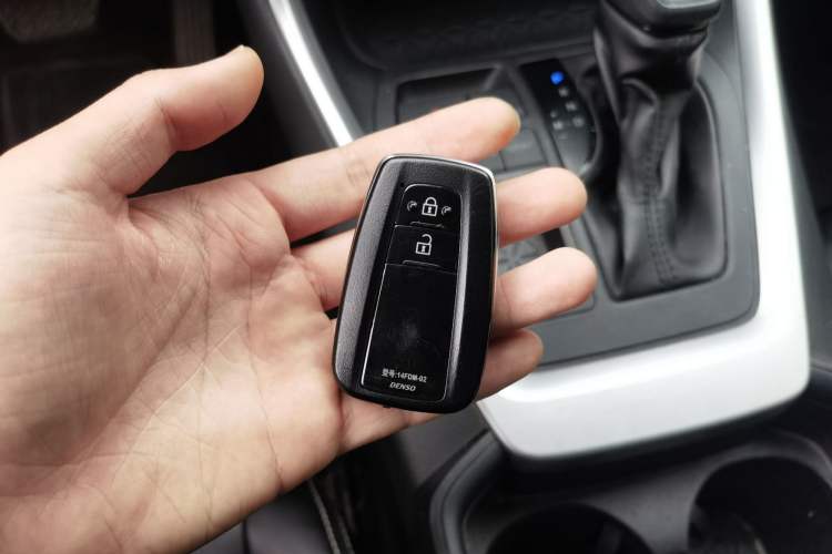 Used Toyota RAV4 2020 2.0L CVT Two-Wheel Drive Fashion Edition Vehicle Key