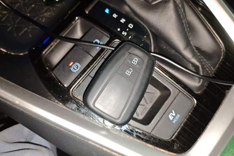 Used Toyota RAV4 2020 Dual-Engine 2.5L E-CVT Two-Wheel Drive Elite Edition Vehicle Key