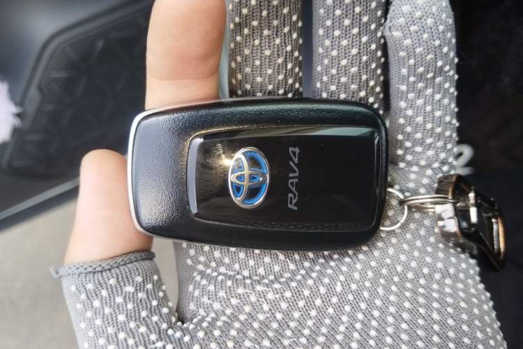 Used Toyota RAV4 2020 Dual-Engine 2.5L E-CVT Two-Wheel Drive Elite Edition Vehicle Key