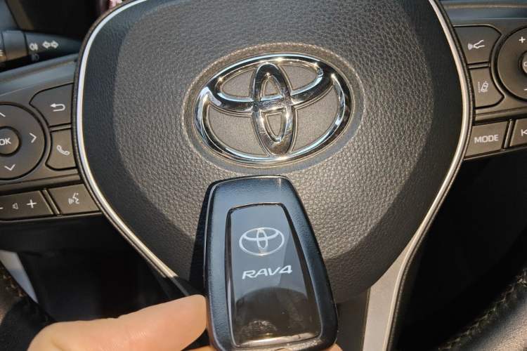 Used Toyota RAV4 2020 2.0L CVT Two-Wheel Drive Fashion Edition Vehicle Key