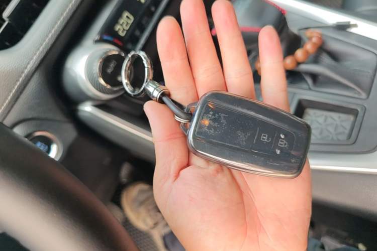 Used Toyota RAV4 2020 2.0L CVT Two-Wheel Drive Fashion Edition Vehicle Key