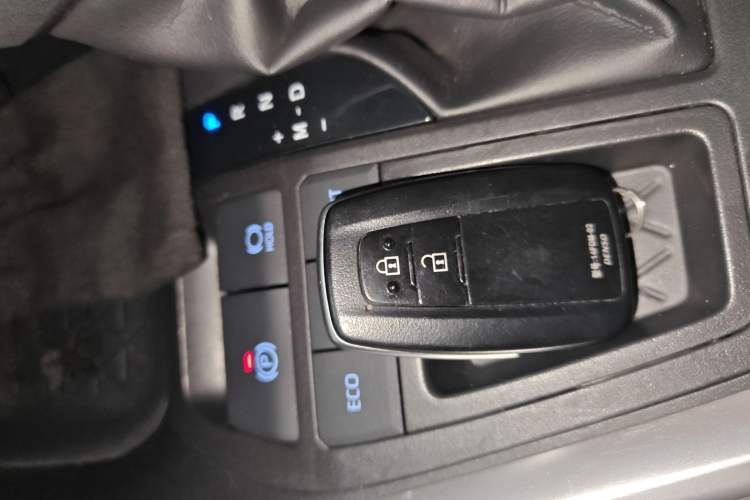 Used Toyota RAV4 2020 2.0L CVT Two-Wheel Drive Fashion Edition Vehicle Key