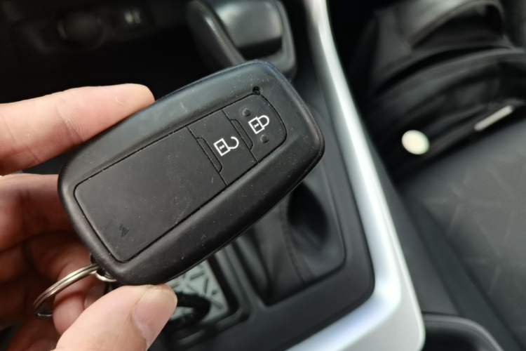 Used Toyota RAV4 2020 2.0L CVT Two-Wheel Drive Fashion Edition Vehicle Key