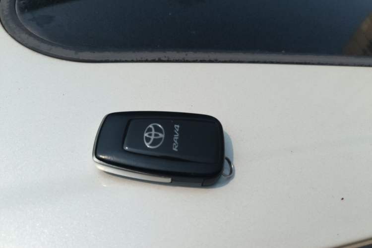 Used Toyota RAV4 2020 2.0L CVT Two-Wheel Drive Fashion Edition Vehicle Key