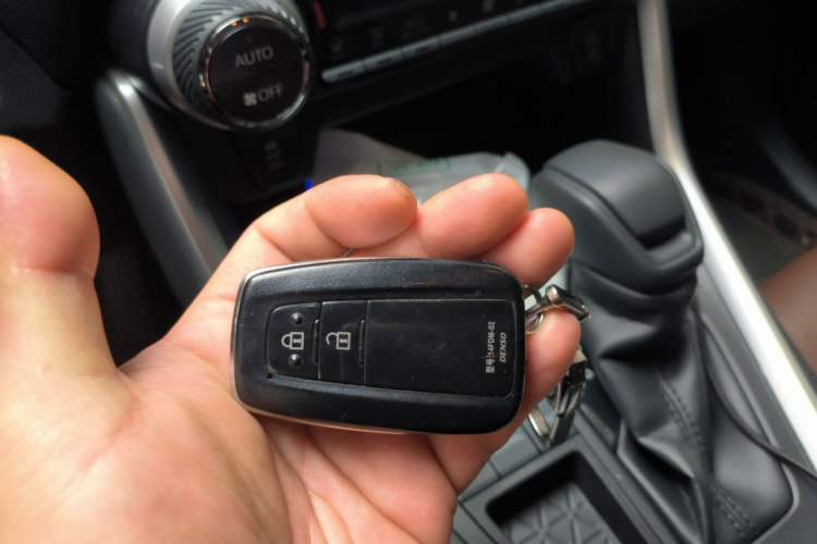 Used Toyota RAV4 2020 2.0L CVT Two-Wheel Drive Fashion Edition Vehicle Key