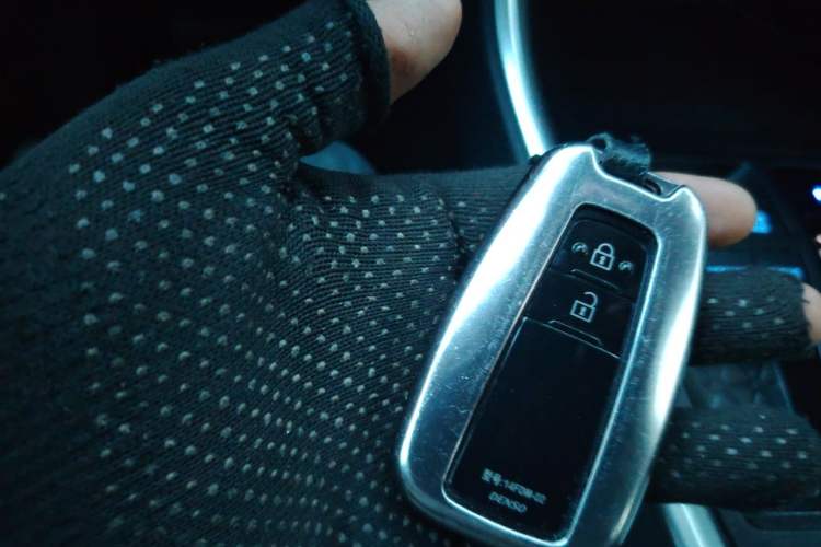 Used Toyota RAV4 2020 2.0L CVT Two-Wheel Drive Fashion Edition Vehicle Key