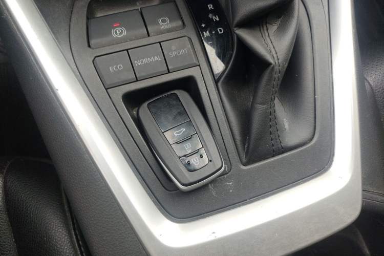 Used Toyota RAV4 2020 2.0L CVT Two-Wheel Drive Fashion Edition Vehicle Key