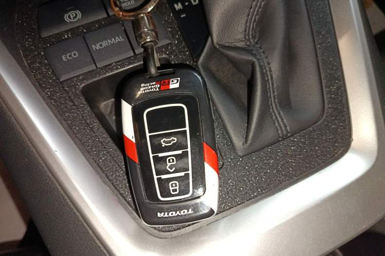 Used Toyota RAV4 2020 2.0L CVT Two-Wheel Drive Fashion Edition Vehicle Key