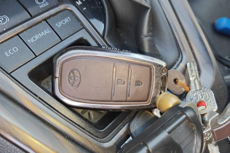 Used Toyota RAV4 2020 2.0L CVT Two-Wheel Drive Fashion Edition Vehicle Key