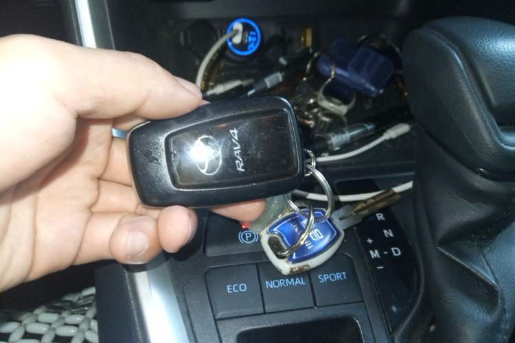 Used Toyota RAV4 2020 2.0L CVT Two-Wheel Drive Fashion Edition Vehicle Key