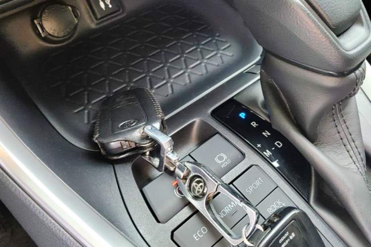 Used Toyota RAV4 2020 2.0L CVT 4x4 Trend Edition Vehicle Key