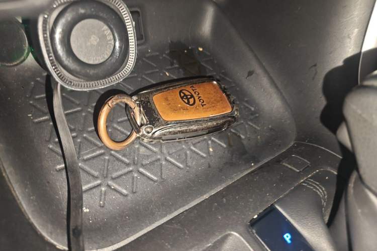 Used Toyota RAV4 2020 2.0L CVT Two-Wheel Drive Fashion Edition Vehicle Key
