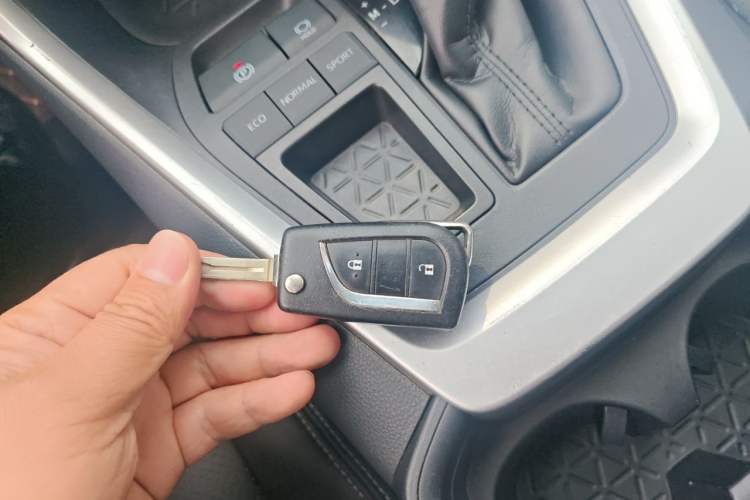 Used Toyota RAV4 2020 2.0L CVT Two-Wheel Drive Urban Edition Vehicle Key