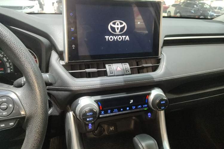 Used Toyota RAV4 2021 2.0L CVT Two-Wheel Drive Fashion Edition Audio And AC Panel