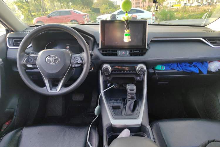 Used Toyota RAV4 2021 2.0L CVT Two-Wheel Drive Fashion Edition Center Console