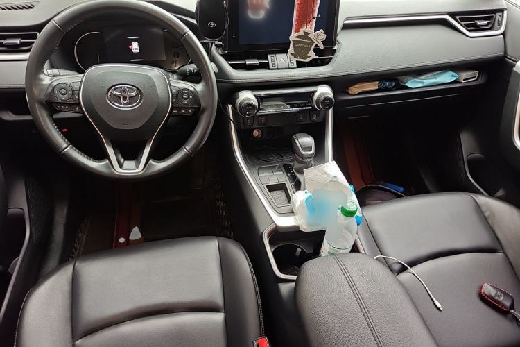 Used Toyota RAV4 2021 2.0L CVT Two-Wheel Drive Fashion PLUS Edition Center Console
