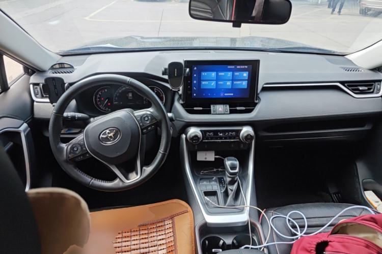 Used Toyota RAV4 2021 2.0L CVT Two-Wheel Drive Fashion Edition Center Console
