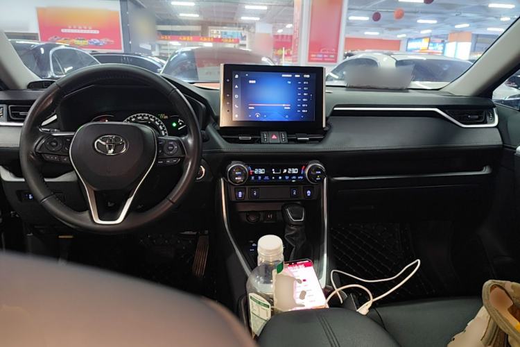 Used Toyota RAV4 2021 2.0L CVT Two-Wheel Drive Fashion PLUS Edition Center Console