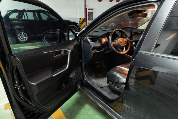 Used Toyota RAV4 2021 2.0L CVT 4x4 Trend Edition Driver Seat