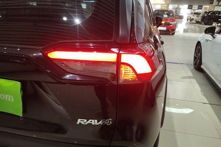 Used Toyota RAV4 2021 2.0L CVT Two-Wheel Drive Fashion Edition Exterior 3