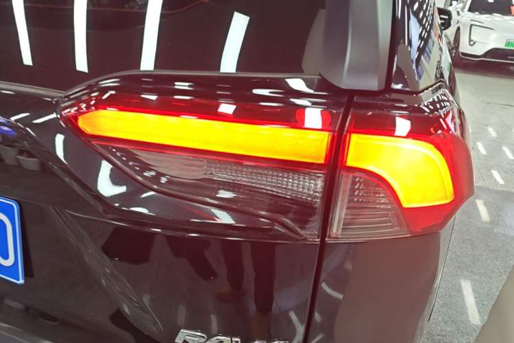 Used Toyota RAV4 2021 2.0L CVT Two-Wheel Drive Fashion PLUS Edition Exterior 3