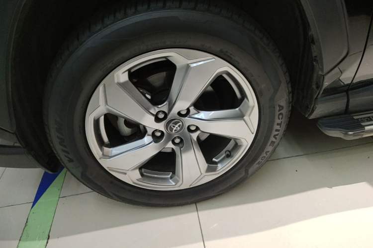 Used Toyota RAV4 2021 2.0L CVT Two-Wheel Drive Fashion Edition Exterior 4