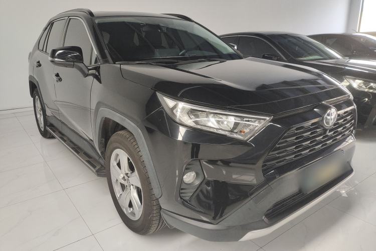 Used Toyota RAV4 2021 2.0L CVT Two-Wheel Drive Fashion Edition Front Right 45 Deg