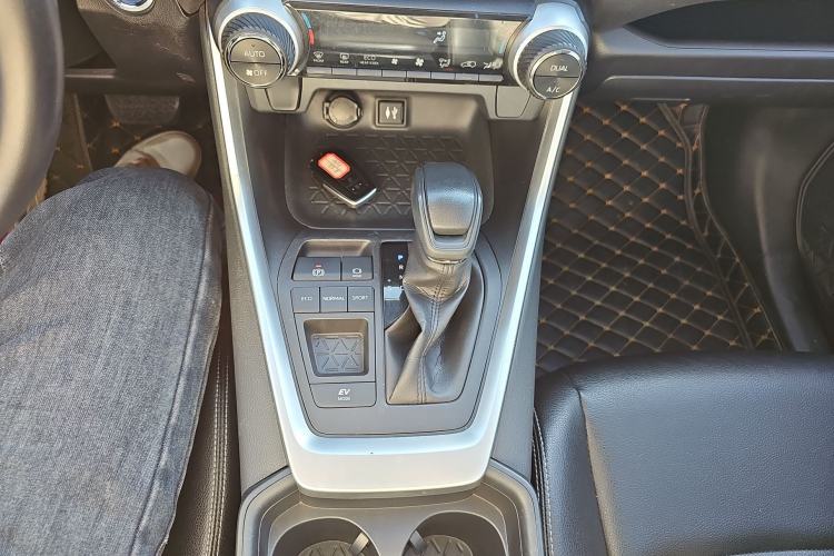 Used Toyota RAV4 2021 Revised Version Dual-Motor Hybrid 2.5L E-CVT Two-Wheel Drive Elite Edition Gear Lever