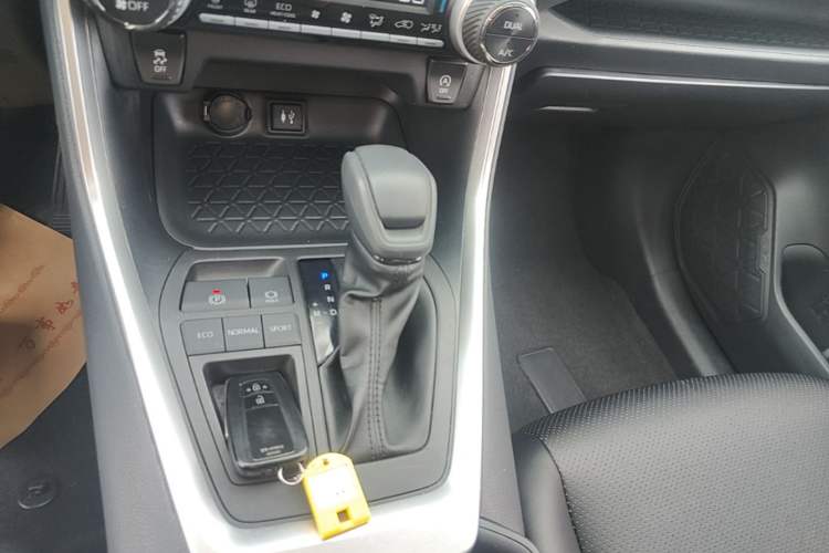 Used Toyota RAV4 2021 2.0L CVT Two-Wheel Drive Fashion Edition Gear Lever
