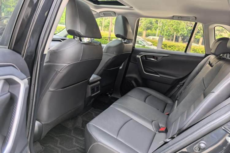 Used Toyota RAV4 2021 2.0L CVT Two-Wheel Drive Fashion PLUS Edition Interior 2