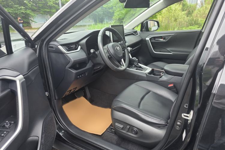Used Toyota RAV4 2021 2.0L CVT Two-Wheel Drive Fashion PLUS Edition Interior 2
