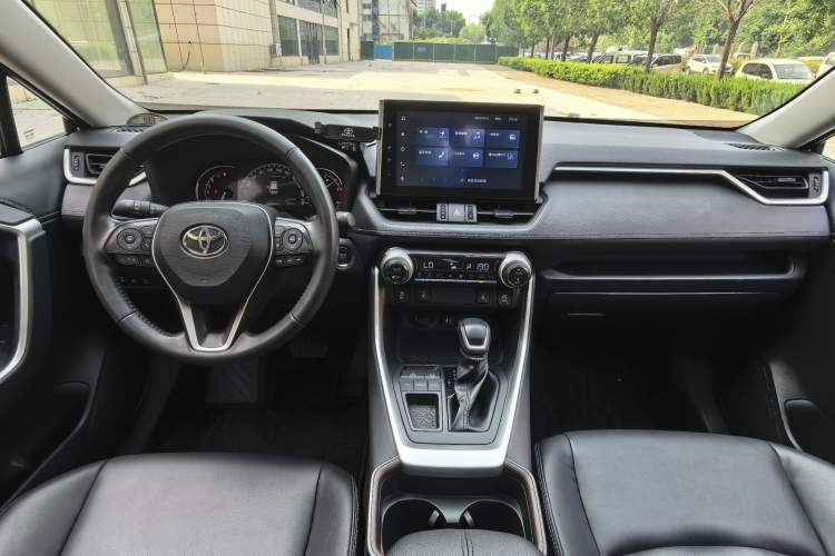 Used Toyota RAV4 2021 2.0L CVT Two-Wheel Drive Fashion PLUS Edition Interior 3
