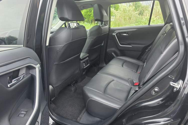 Used Toyota RAV4 2021 2.0L CVT Two-Wheel Drive Fashion PLUS Edition Interior 3