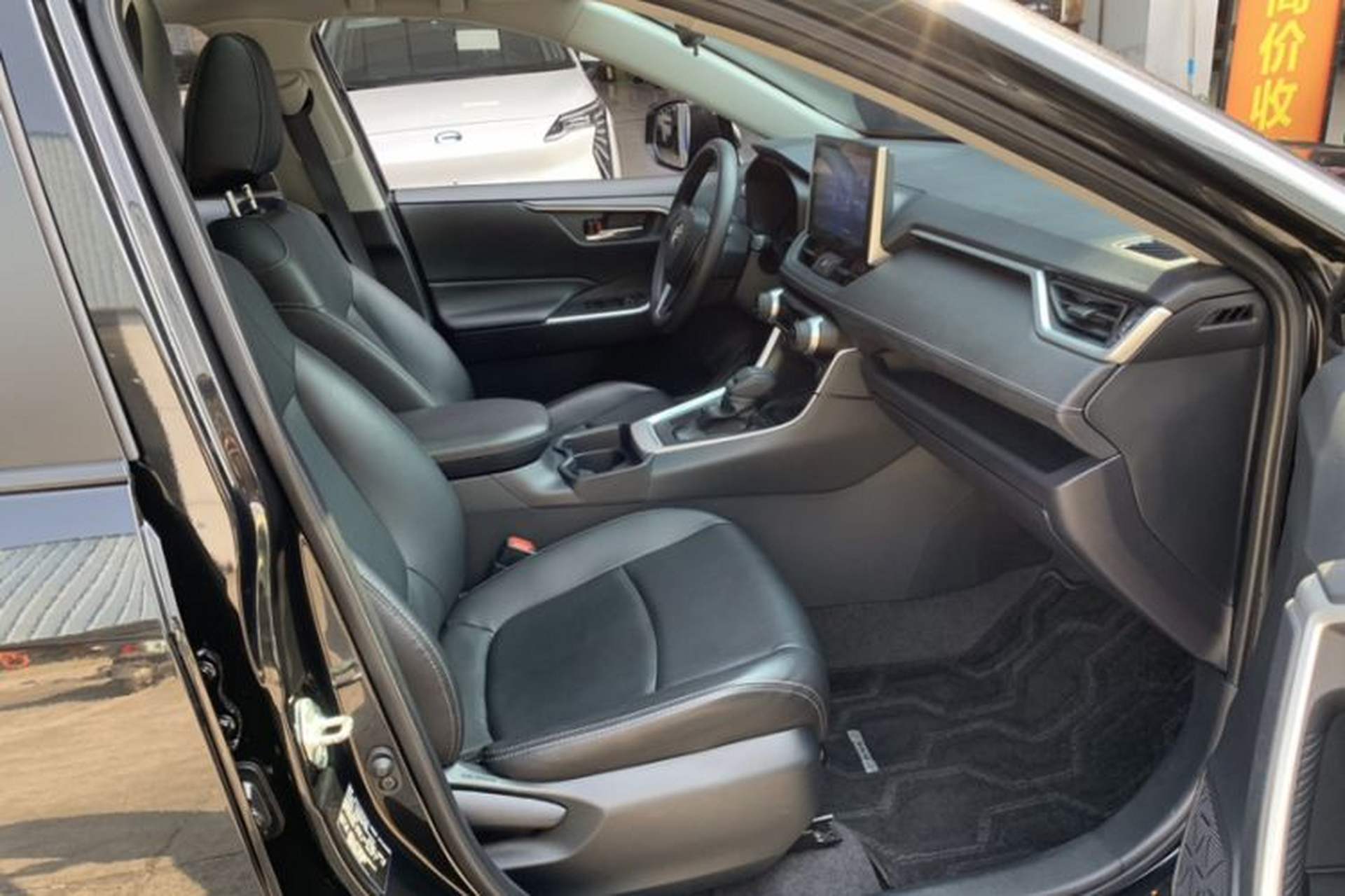 Used Toyota RAV4 2021 2.0L CVT Two-Wheel Drive Fashion Edition Interior 3