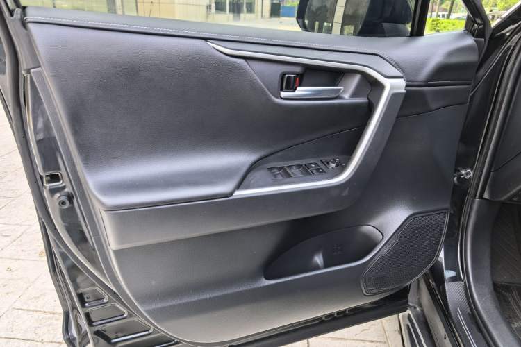 Used Toyota RAV4 2021 2.0L CVT Two-Wheel Drive Fashion PLUS Edition Interior 4
