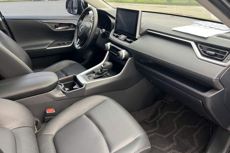 Used Toyota RAV4 2021 2.0L CVT Two-Wheel Drive Fashion PLUS Edition Interior 4