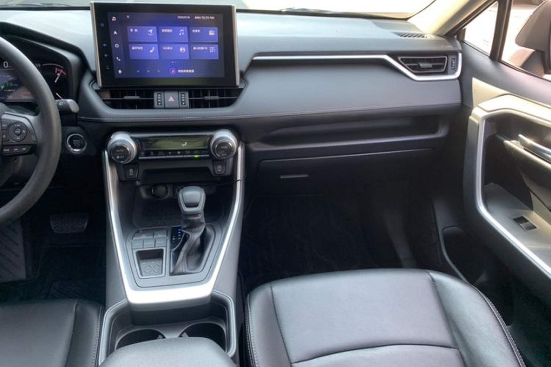 Used Toyota RAV4 2021 2.0L CVT Two-Wheel Drive Fashion Edition Interior 4