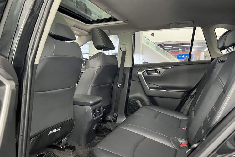 Used Toyota RAV4 2021 2.0L CVT Two-Wheel Drive Fashion PLUS Edition Interior 4