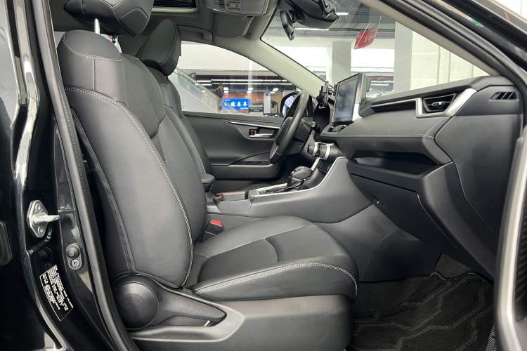 Used Toyota RAV4 2021 2.0L CVT Two-Wheel Drive Fashion PLUS Edition Interior 5