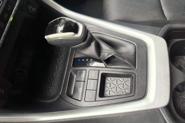 Used Toyota RAV4 2021 2.0L CVT Two-Wheel Drive Urban Edition Interior 6
