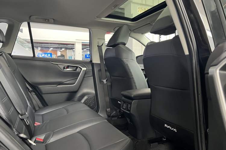 Used Toyota RAV4 2021 2.0L CVT Two-Wheel Drive Fashion PLUS Edition Interior 6