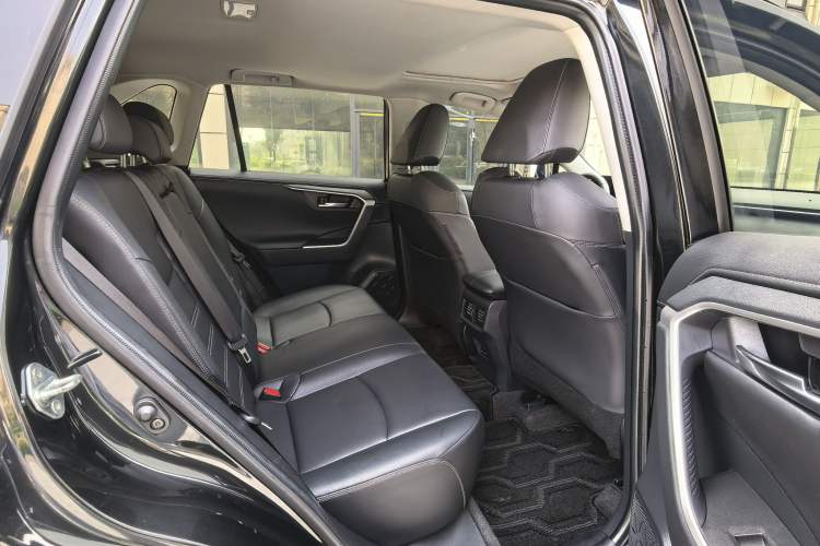 Used Toyota RAV4 2021 2.0L CVT Two-Wheel Drive Fashion PLUS Edition Interior 8