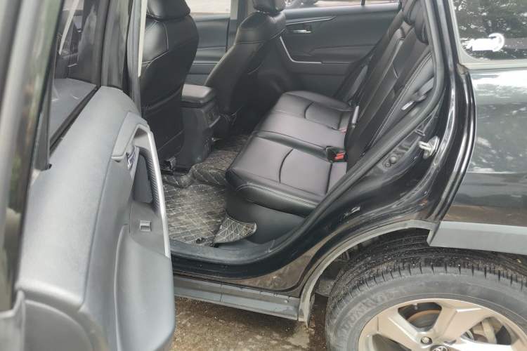 Used Toyota RAV4 2021 Dual-Engine 2.5L E-CVT Two-Wheel Drive Elite Edition Left Rear Seat