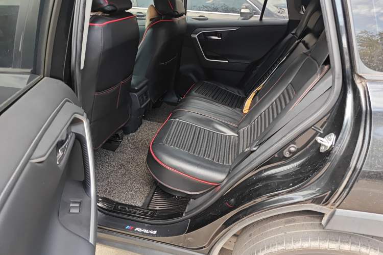Used Toyota RAV4 2021 2.0L CVT Two-Wheel Drive Fashion Edition Left Rear Seat