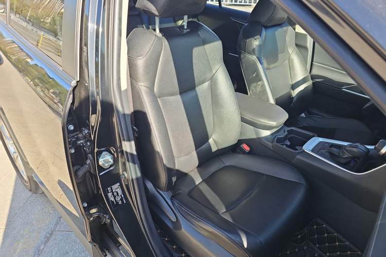 Used Toyota RAV4 2021 Revised Version Dual-Motor Hybrid 2.5L E-CVT Two-Wheel Drive Elite Edition Right Front Seat