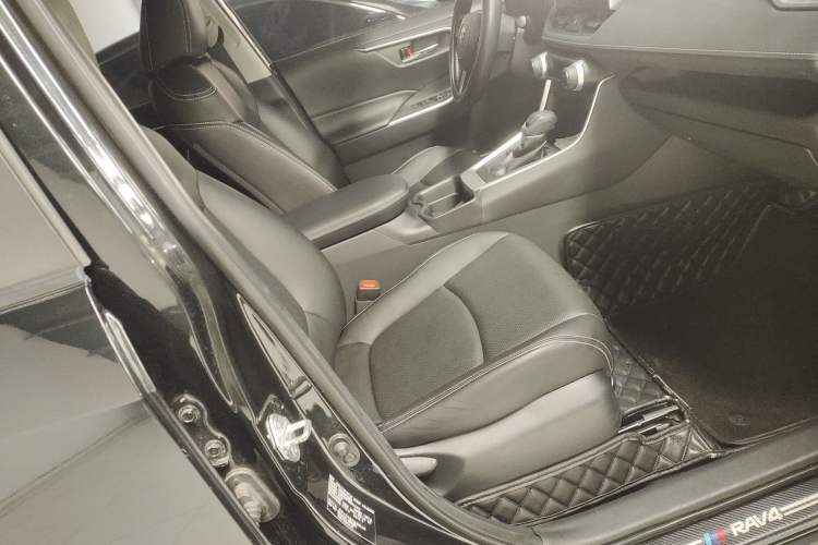 Used Toyota RAV4 2021 2.0L CVT Two-Wheel Drive Fashion Edition Right Front Seat