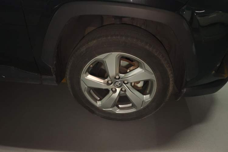 Used Toyota RAV4 2021 2.0L CVT 4x4 Trend Edition Right Front Wheel Hub