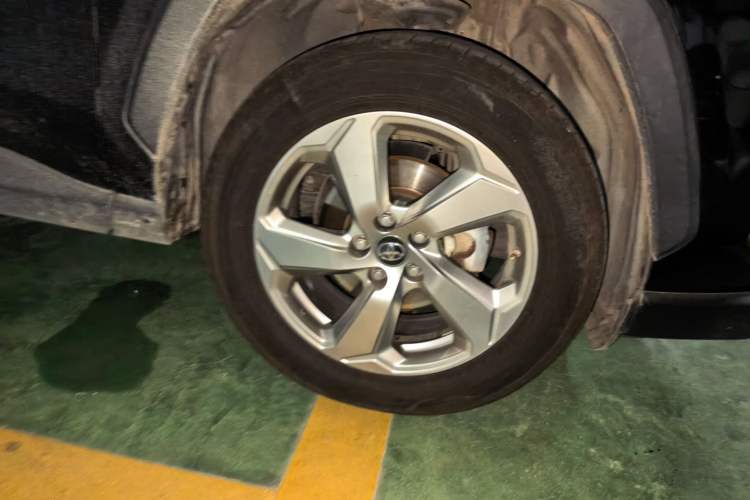 Used Toyota RAV4 2021 2.0L CVT 4x4 Trend Edition Right Front Wheel Hub