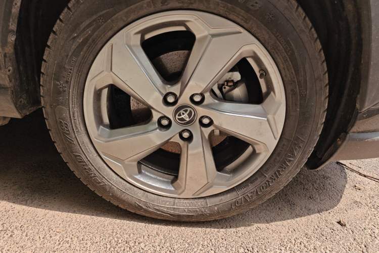 Used Toyota RAV4 2021 2.0L CVT 4x4 Style PLUS Edition Right Front Wheel Hub